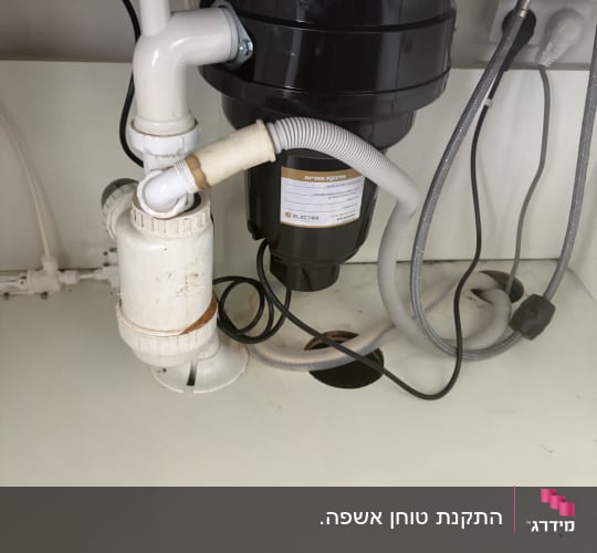 מערכת צנרת מתחת לכיור עם מסנן מים